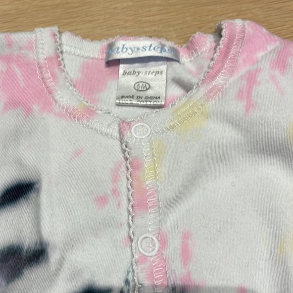 Baby Steps Tie-dye Footed Onesie. size 6M - Picture 3 of 3